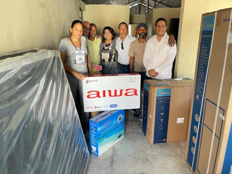 SANTIAGO: Plan Social asiste familia afectada por incendio en Pueblo Nuevo