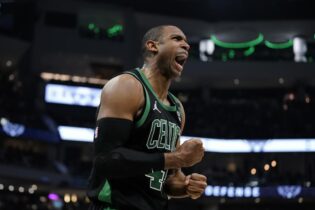 Al Horford y los Celtics aplastan a los Bucks; avanzan a final playoffs