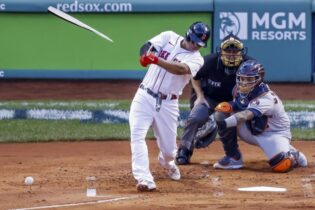 Bate de Devers continúa encendido en un momento difícil para Boston