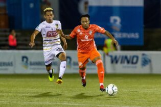 Cibao FC y Universidad OyM comandan el fútbol dominicano