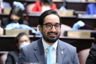 Diputado José Horacio Rodríguez dice por qué salió del partido Alianza País