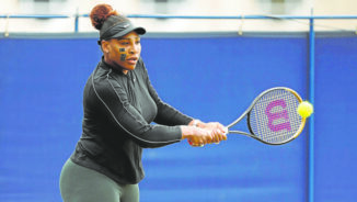 Serena Williams gana primer partido tras un año sin jugar