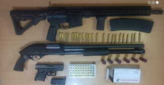 Policía ocupa armas, apresa varias personas, incluyendo menor