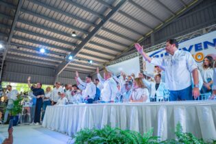 PRM juramenta a alcalde por Ocoa Aneudy Ortiz y cientos de dirigentes abandonaron el PRD y el PLD en acto multitudinario