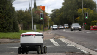 Una británica ayuda a cruzar la calle a un robot repartidor atascado en un semáforo