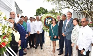 Fuerza del Pueblo deposita una ofrenda en mausoleo Juan Bosch