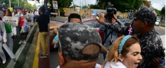 Gas pimienta y forcejeo protesta médicos frente a Palacio Nacional