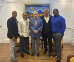 Entrenadores y Scouts se reúnen con Presidente del Senado para discutir proyecto de ley regularía béisbol RD