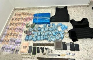 Policía apresa a tres personas y ocupa 36 bolsas de marihuana en allanamiento en Samaná