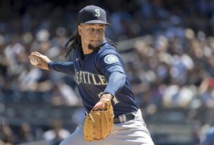 El dominicano Luis Castillo debuta con los Marineros con un triunfo ante los Yanquis