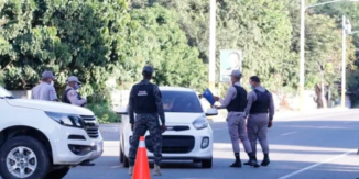Policía apresa dos personas y le ocupan vehículo robado