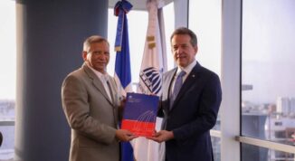 Entregan a Refidomsa su primera licencia importación en 49 años