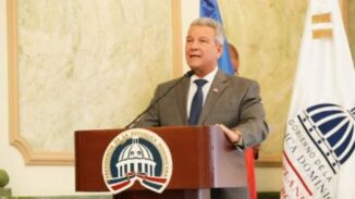 Empresario Macarrulla renuncia como ministro de la Presidencia