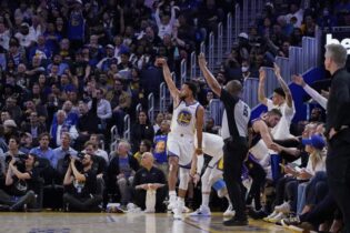 Warriors inician defensa de título, aplastan a los Lakers