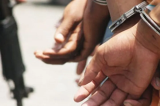 Apresan a dos individuos por asaltos a mano armada en Santo Domingo Oeste