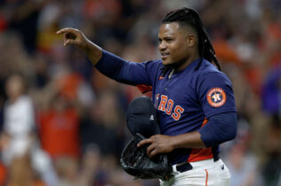 Framber Valdez limita ofensiva de Filis en el segundo juego de la SM