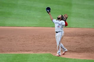 Vladimir Jr. y Jeremy Peña ganan Guante de Oro