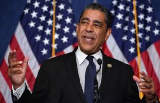 NUEVA YORK: Adriano Espaillat gana reelección como congresista