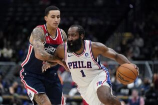 Tensión en un pie mantendrá a James Harden fuera por un mes