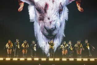 Cabras, un tercer ojo, cruces y otros símbolos que usan los artistas en el escenario