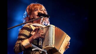 Fefita la Grande sufre caída durante presentación en Europa