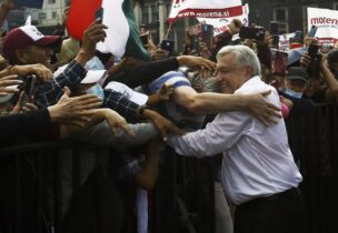 MEXICO: López Obrador se da un baño de masas: «El amor con amor se paga»