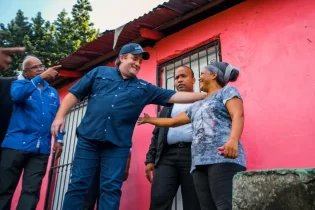 Paliza y Carolina visitan afectados de Las 800 y La Arenita
