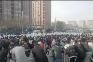 CHINA: Violentas protestas en la mayor fábrica de iPhone de China