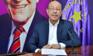 Montás alerta sobre «peligros» para la democracia dominicana