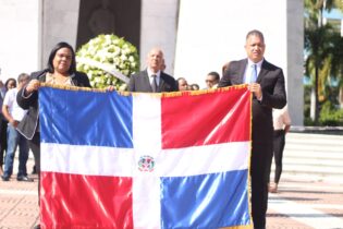 Centros Tecnológicos Comunitarios deposita ofrenda floral en el Altar de la Patria