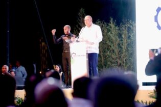 Reconocen a ONAPI por respaldo a innovadores; entregan patente a inventor que automatiza fermentación de cacao