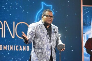 Pochy Familia recibe reconocimiento Soberano por su trayectoria musical