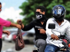 64,5 % de los dominicanos evita salir de noche por delincuencia