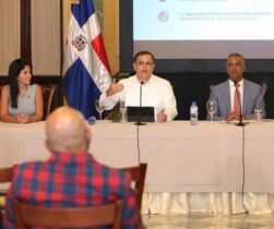 Ministro Hacienda asegura RD va por buen camino, defiende préstamos