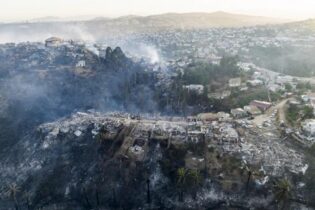 Dos fallecidos y 400 viviendas afectadas en Chile por incendio en Viña del Mar