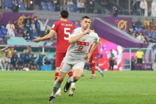 Suiza derrota a Serbia y será rival de Portugal en octavos