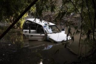Revelan lista de dueños de autos afectados por inundación