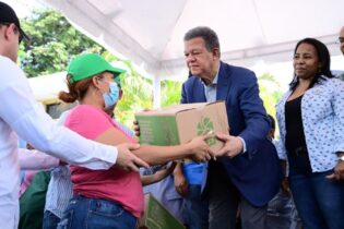 Presidente de la Fuerza del Pueblo entrega cajas con cena de Navidad