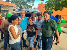 Surun Hernández dona raciones alimenticias en Santo Domingo Este