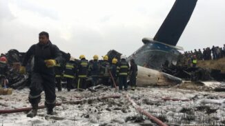 NEPAL: 68 muertos confirmados al caer un avión hoy en el centro de ciudad