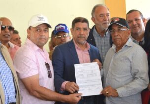 Gobierno entrega RD$60 millones a productores de ajo de Constanza