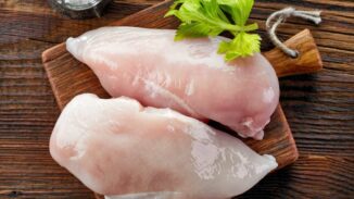 Presidente dice ahora se pueden comprar 196 libras de pollo con un salario mínimo, un 42% más que en 2011
