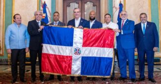 Abinader recibe a los campeones torneo béisbol Tigres del Licey