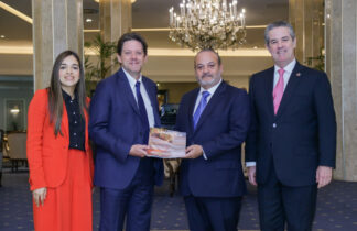 <strong>ADOZONA lanza primera guía logística de República Dominicana</strong><strong> </strong>