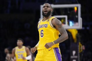 Lebron James anota 26 puntos y se pone a 63 de Jabbar