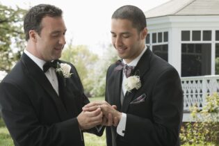 INGLATERRA: Iglesia aprueba bendecir, pero no casar, a parejas homosexuales