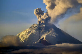ECUADOR: Volcán Cotopaxi hace erupción a dos kilómetros altura