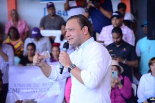 Abel Martínez reitera reclamo al Gobierno para que rebaje  el precio del galón de los combustibles