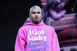 Chris Brown lanza celular de fanática durante concierto en Berlín