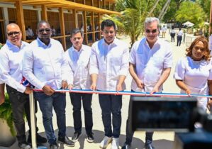 Presidente y Ministro de Turismo inauguran reconstrucción de dos plazas de vendedores en playa Guayacanes